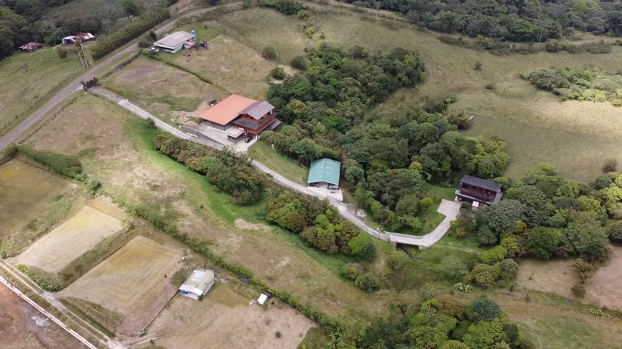 Finca Ecuestre de Lujo con 2 Residencias, Ingreso por Alquiler y 18+ Hectáreas