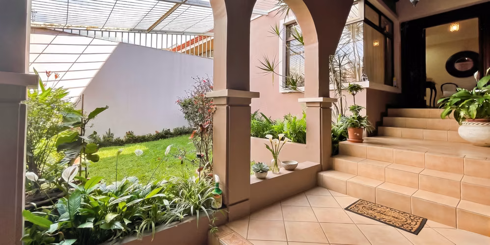 Venta casa familiar de 2 niveles con oficina y jardín, Sanchez. (CT) - Imagen 2