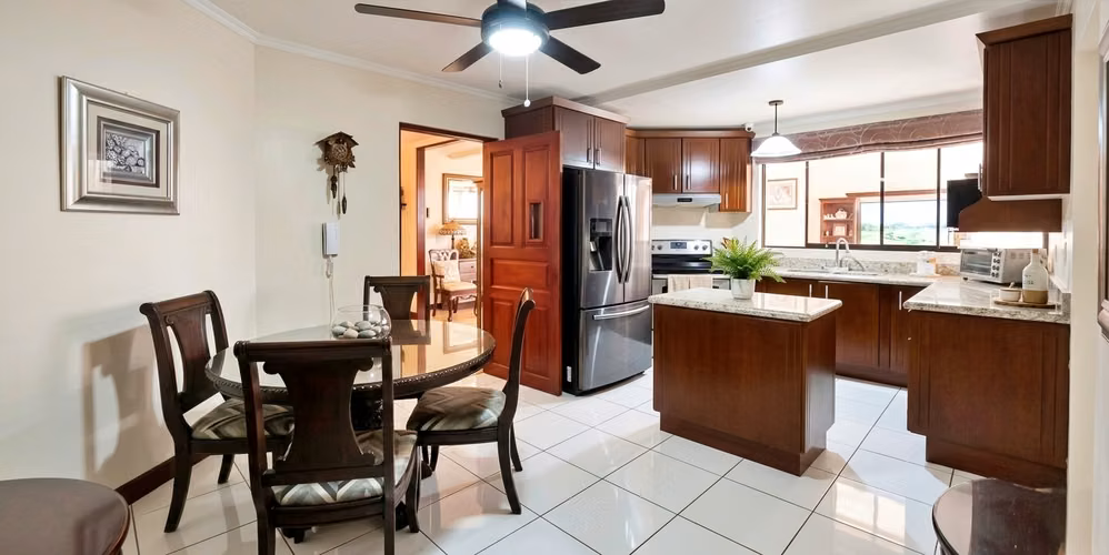 Venta casa familiar de 2 niveles con oficina y jardín, Sanchez. (CT) - Imagen 9