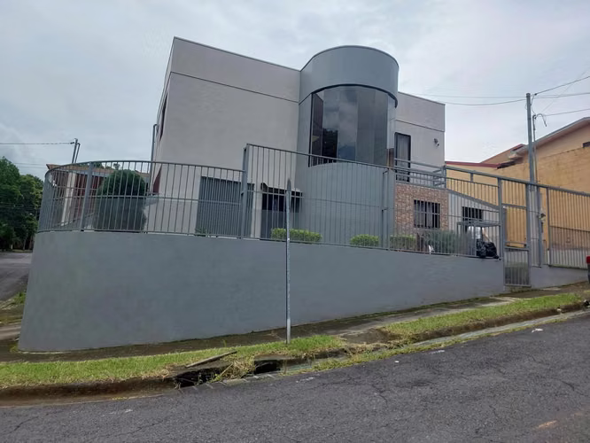  ¡La Casa que tu Familia Merece! Ubicación Privilegiada en Alajuela