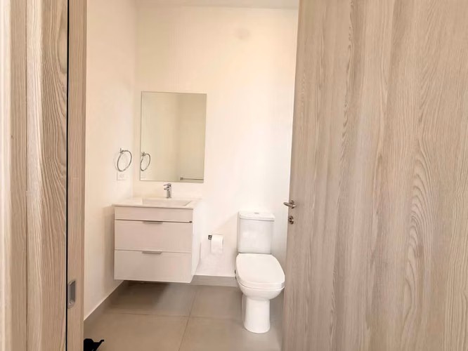 Venta de Exclusiva Casa de Dos Plantas en Condominio de Lindora | Amplios Espacios y Amenidades