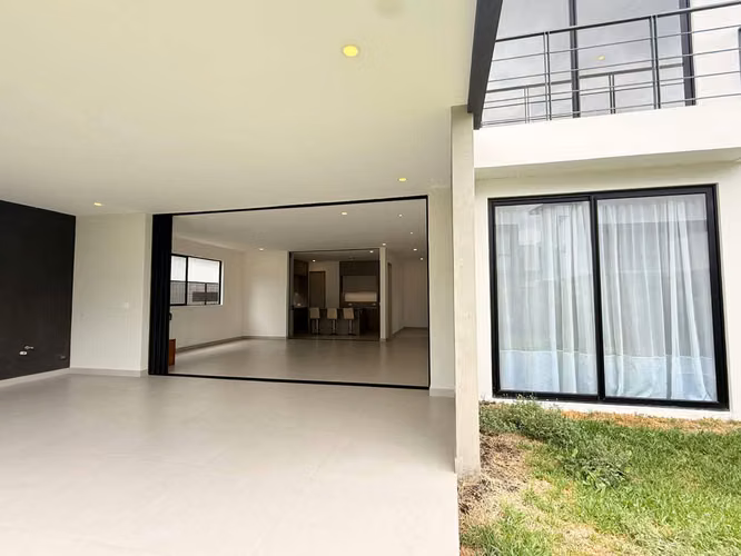 Venta de Exclusiva Casa de Dos Plantas en Condominio de Lindora | Amplios Espacios y Amenidades