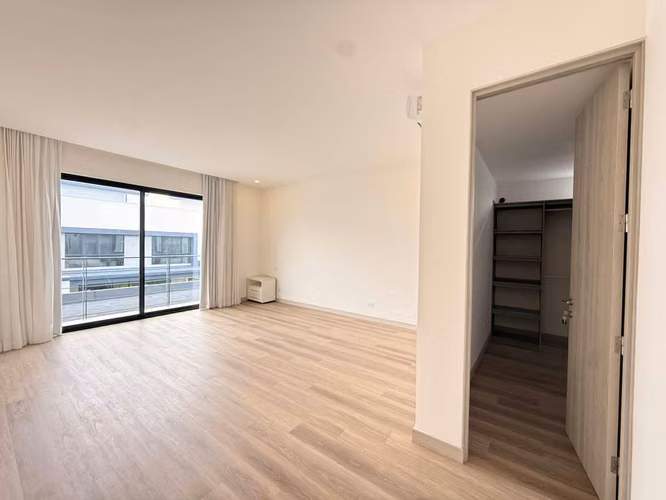 Venta de Exclusiva Casa de Dos Plantas en Condominio de Lindora | Amplios Espacios y Amenidades