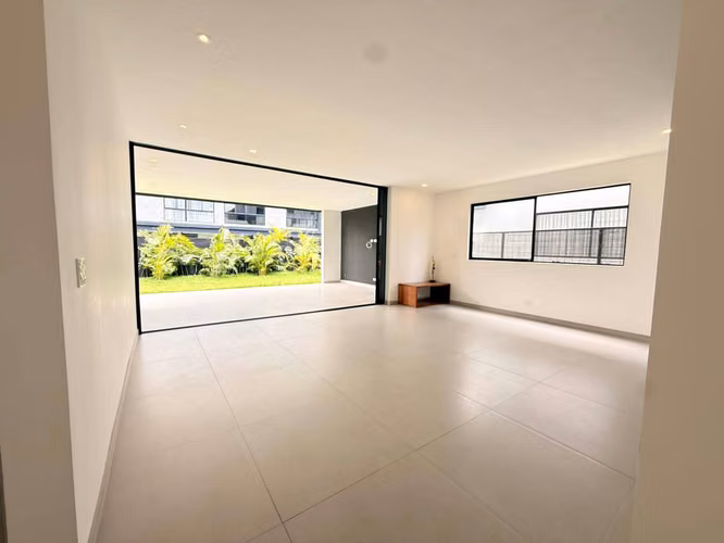 Venta de Exclusiva Casa de Dos Plantas en Condominio de Lindora | Amplios Espacios y Amenidades