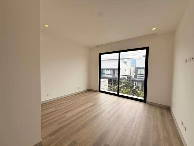 Venta de Exclusiva Casa de Dos Plantas en Condominio de Lindora | Amplios Espacios y Amenidades