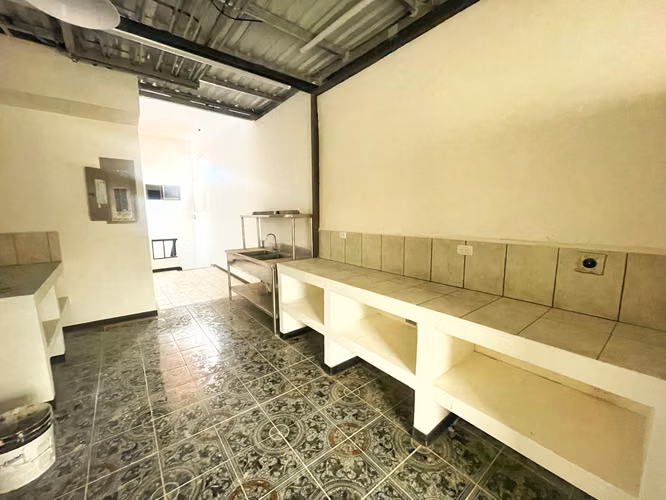 EDIFICIO CON 17 HABITACIONES Y USO DE SUELO MIXTO! P564