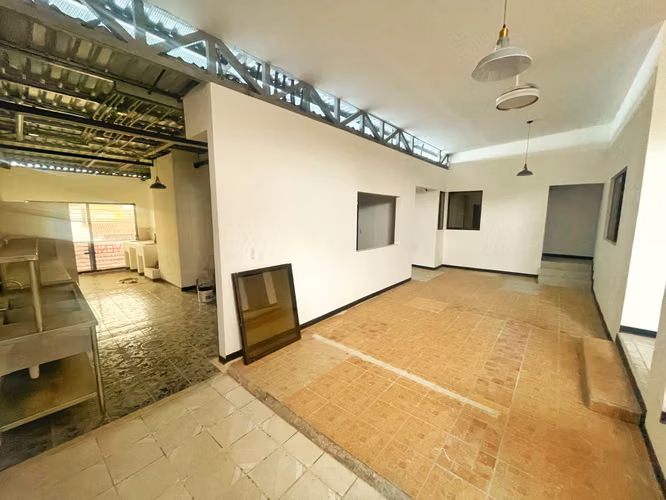 EDIFICIO CON 17 HABITACIONES Y USO DE SUELO MIXTO! P564