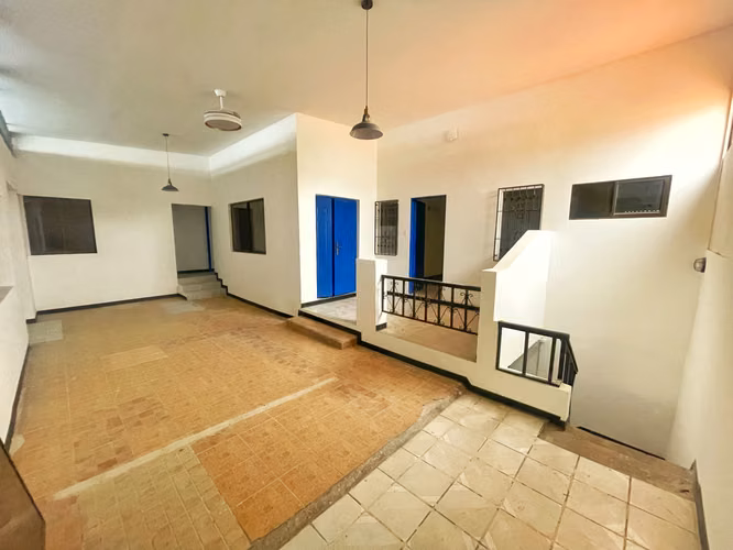 EDIFICIO CON 17 HABITACIONES Y USO DE SUELO MIXTO! P564