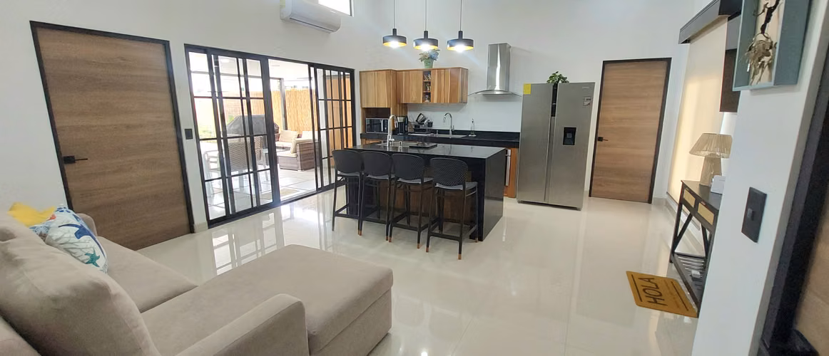 Venta de Casa de un Nivel con Piscina Privada en Bejuco – Totalmente Amoblada