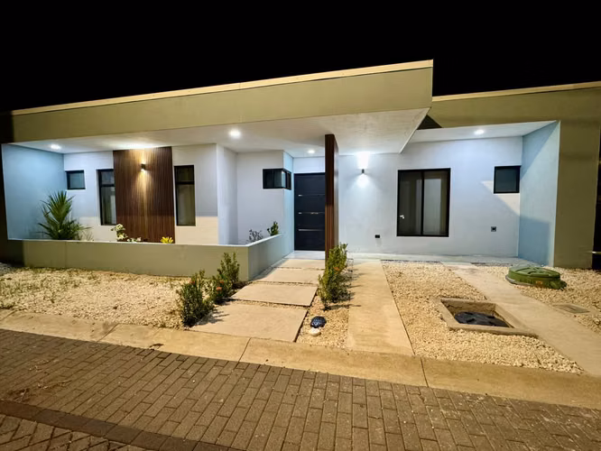 Venta de Casa de un Nivel con Piscina Privada en Bejuco – Totalmente Amoblada