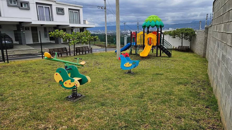 Moderna Casa en Condominio con Amenidades Premium en Ulloa de Heredia