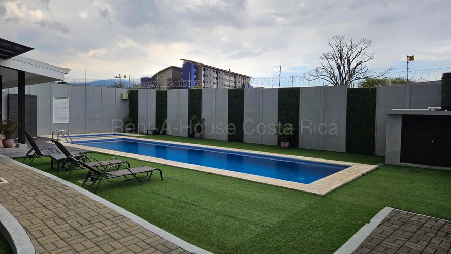 Moderna Casa en Condominio con Amenidades Premium en Ulloa de Heredia