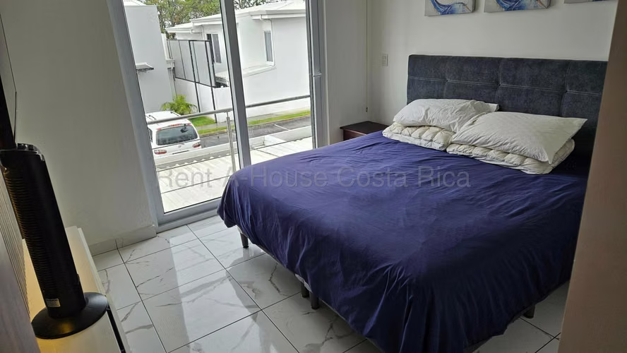 Moderna Casa en Condominio con Amenidades Premium en Ulloa de Heredia