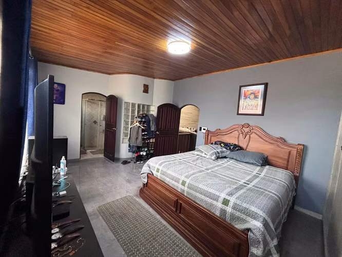 ¡Espaciosa Casa Familiar en Coronado! 4 Habitaciones, Patio de 75 m² y 2 Parqueos