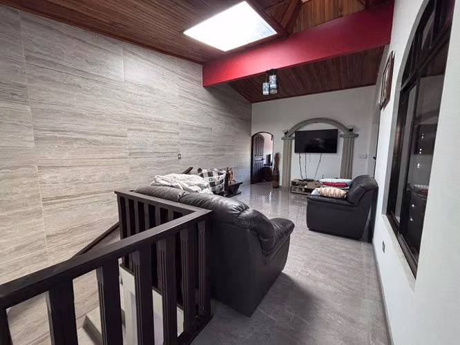 ¡Espaciosa Casa Familiar en Coronado! 4 Habitaciones, Patio de 75 m² y 2 Parqueos