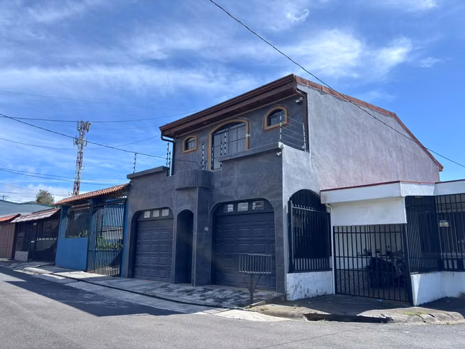 ¡Espaciosa Casa Familiar en Coronado! 4 Habitaciones, Patio de 75 m² y 2 Parqueos