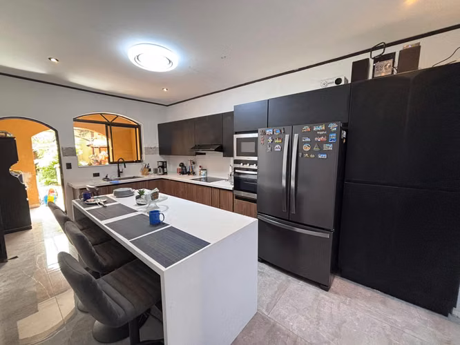 ¡Espaciosa Casa Familiar en Coronado! 4 Habitaciones, Patio de 75 m² y 2 Parqueos