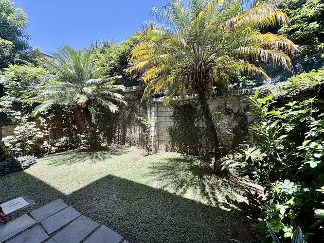 SANTA ANA! CASA AMOBLADA TIPO TOWNHOUSE DE 2 HAB/2BAÑOS/JARDIN/2PARQUEOS