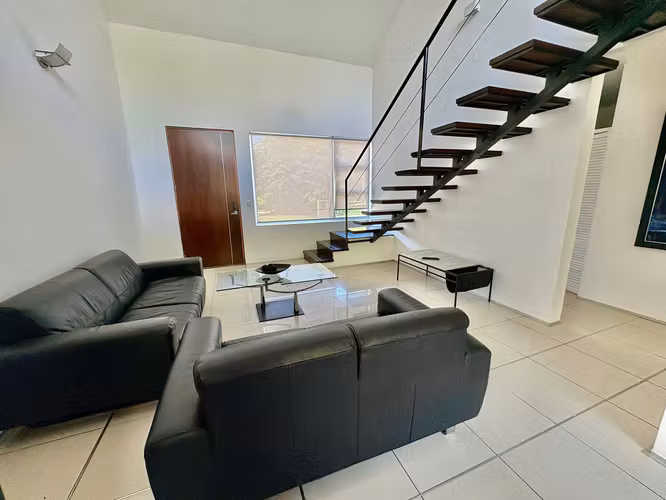 SANTA ANA! CASA AMOBLADA TIPO TOWNHOUSE DE 2 HAB/2BAÑOS/JARDIN/2PARQUEOS