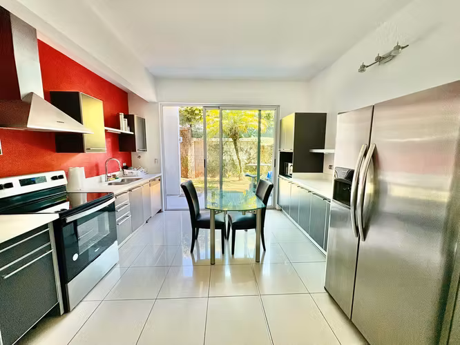 SANTA ANA! CASA AMOBLADA TIPO TOWNHOUSE DE 2 HAB/2BAÑOS/JARDIN/2PARQUEOS