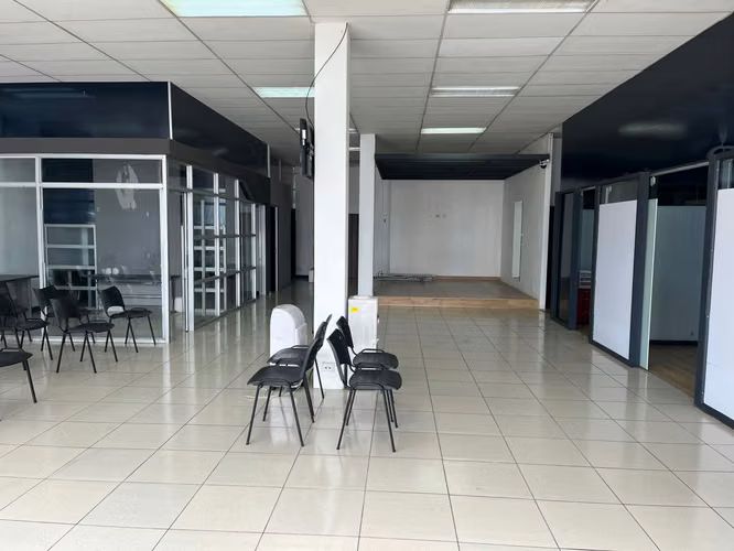 SE ALQUILA LOCAL COMERCIAL Y OFICINAS