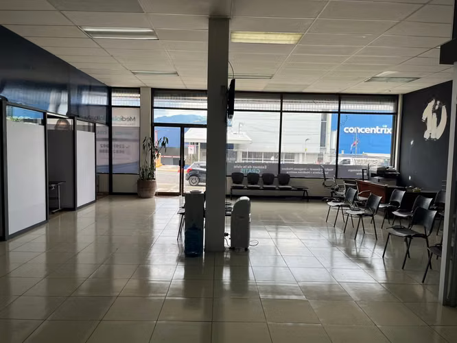 SE ALQUILA LOCAL COMERCIAL Y OFICINAS