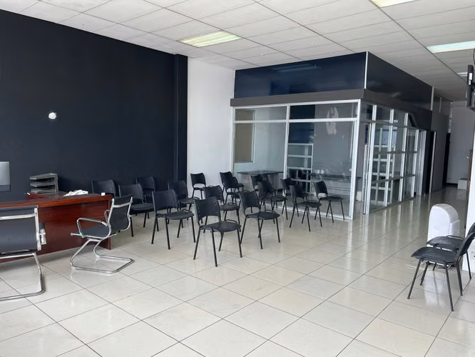 SE ALQUILA LOCAL COMERCIAL Y OFICINAS