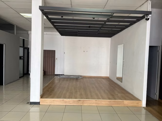 SE ALQUILA LOCAL COMERCIAL Y OFICINAS