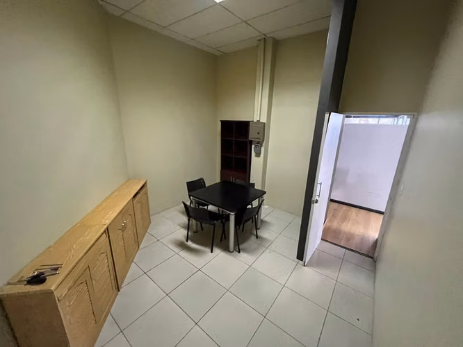SE ALQUILA LOCAL COMERCIAL Y OFICINAS