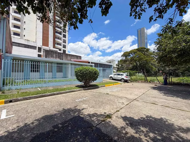 Venta de casa en Sabana Norte de un nivel con uso mixto y potencial de desarrollo - Imagen 2