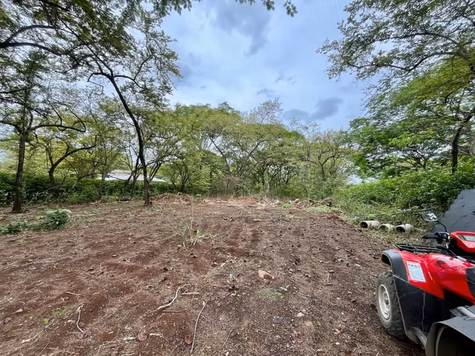 Amplio lote rodeado de naturaleza en Black Stallion Community – Linderos