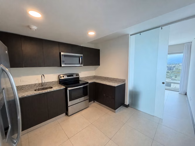 Venta apartamento en Torres Los Yoses | 2 habitaciones | 2 parqueos | Piso 12 | $225.000 - Imagen 5