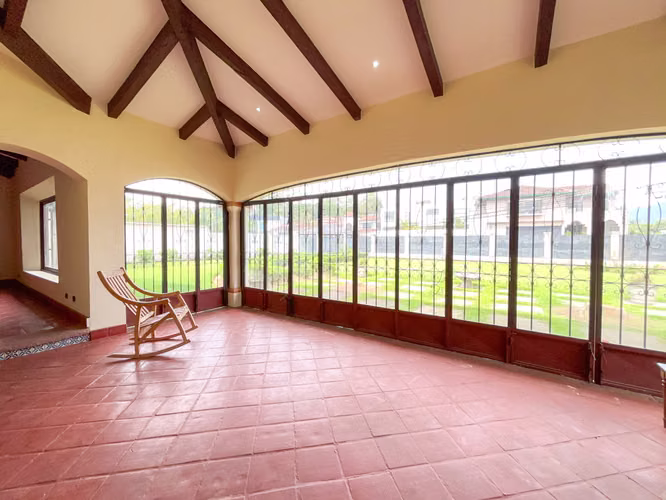 ALQUILER CASA DE LUJO ESTILO COLONIAL DE UNA PLANTA EN PINARES DE CURRIDABAT – CON JARDÍN - Imagen 6