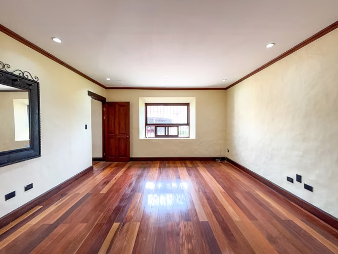 ALQUILER CASA DE LUJO ESTILO COLONIAL DE UNA PLANTA EN PINARES DE CURRIDABAT – CON JARDÍN - Imagen 13