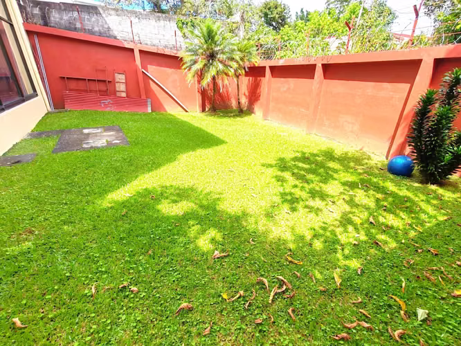 Se Alquila Casa amplia con Patio en Ayarco de Curridabat – cerca Mall Ciudad del este - Imagen 3