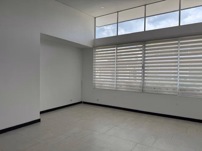 CASA TIPO TOWNHOUSE 1-NIVEL 2DOR+OFICINA/CTO DE SERVICIO - 215 M2 - Imagen 4