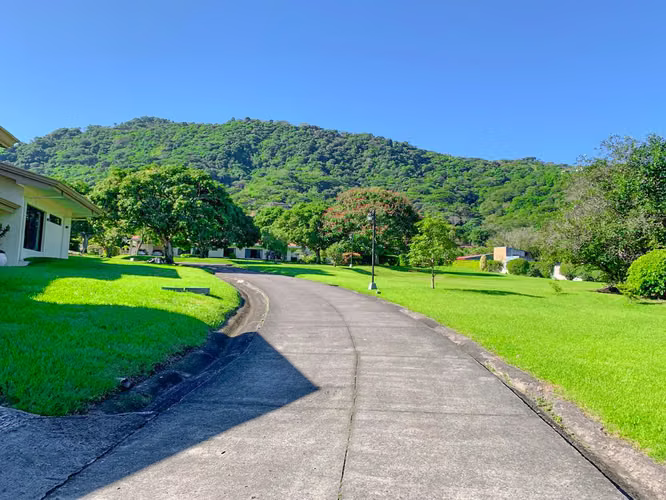 CASA DE 450 M2 DE UNA PLANTA CON 1.875 M2 DE LOTE EN SANTA ANA PIEDADES - Imagen 2