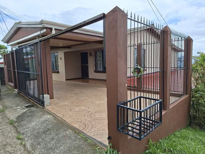 Casa con Ingresos de Dos Apartamentos y Vista de Volcán en Ciudad Quesada