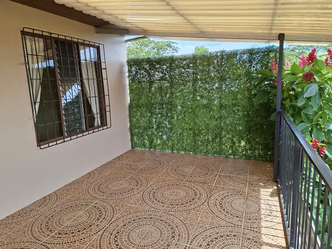 Casa con Ingresos de Dos Apartamentos y Vista de Volcán en Ciudad Quesada