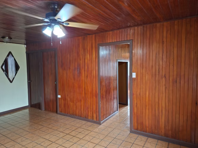Casa con Ingresos de Dos Apartamentos y Vista de Volcán en Ciudad Quesada