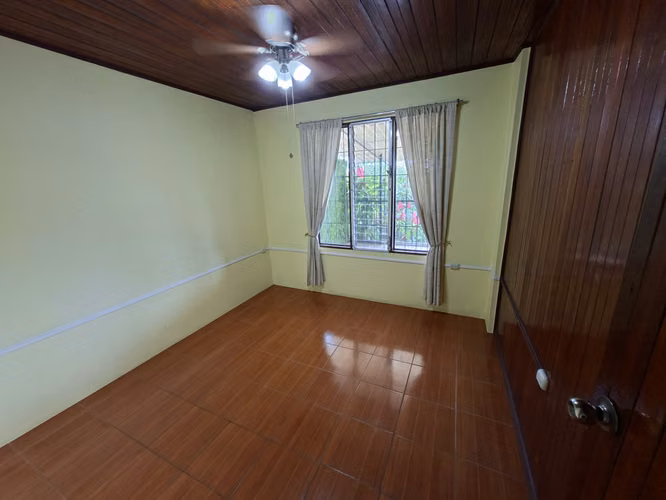 Casa con Ingresos de Dos Apartamentos y Vista de Volcán en Ciudad Quesada