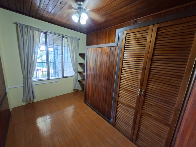 Casa con Ingresos de Dos Apartamentos y Vista de Volcán en Ciudad Quesada