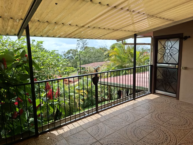 Casa con Ingresos de Dos Apartamentos y Vista de Volcán en Ciudad Quesada