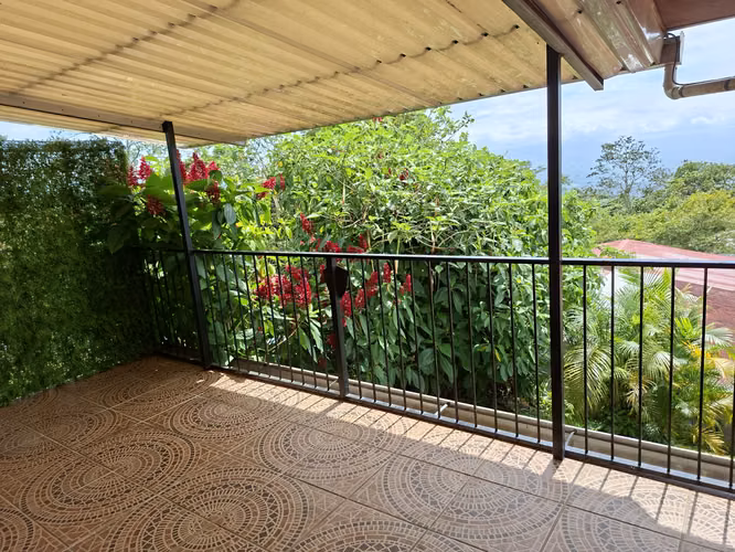 Casa con Ingresos de Dos Apartamentos y Vista de Volcán en Ciudad Quesada