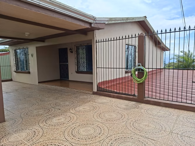 Casa con Ingresos de Dos Apartamentos y Vista de Volcán en Ciudad Quesada