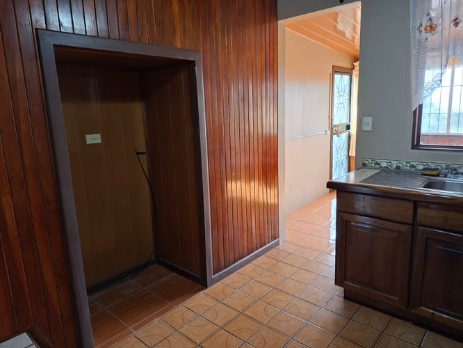 Casa con Ingresos de Dos Apartamentos y Vista de Volcán en Ciudad Quesada