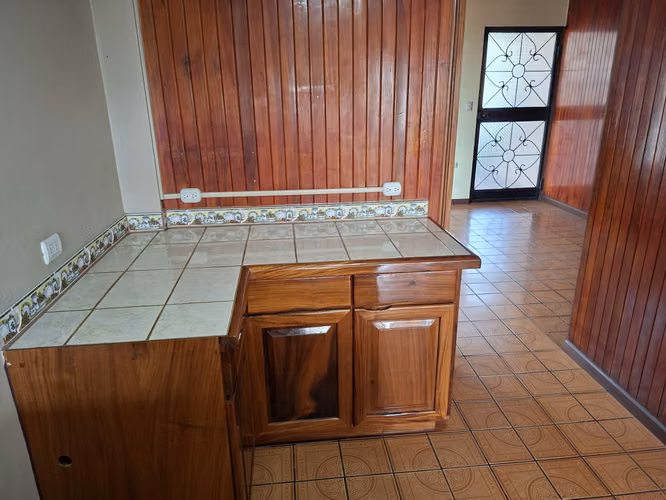 Casa con Ingresos de Dos Apartamentos y Vista de Volcán en Ciudad Quesada