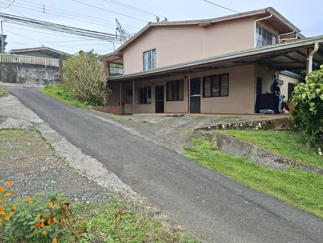 Casa con Ingresos de Dos Apartamentos y Vista de Volcán en Ciudad Quesada