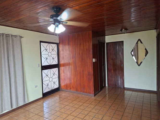 Casa con Ingresos de Dos Apartamentos y Vista de Volcán en Ciudad Quesada