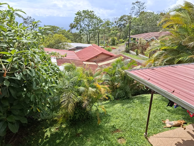 Casa con Ingresos de Dos Apartamentos y Vista de Volcán en Ciudad Quesada
